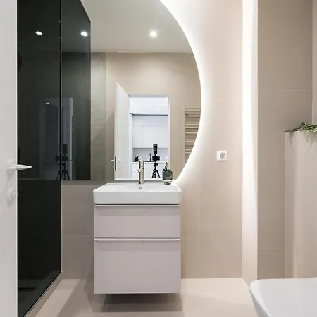 Apartamento Caffe Luxury King Bed Entire Apartment, Underground Parking Near Promenada Bussiness Center