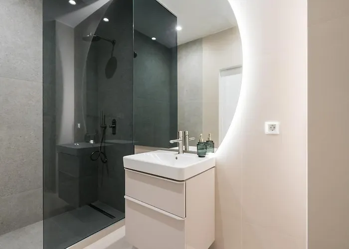 Caffe Luxury King Bed Entire Apartment, Underground Parking Near Promenada Bussiness Center * Bucarest