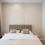Caffe Luxury King Bed Entire Apartment, Underground Parking Near Promenada Bussiness Center Apartment