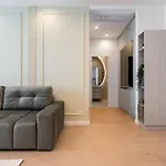 Caffe Luxury King Bed Entire Apartment, Underground Parking Near Promenada Bussiness Center Apartment *