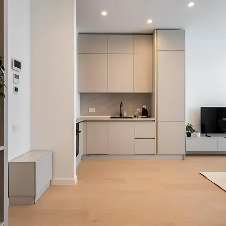 Caffe Luxury King Bed Entire Apartment, Underground Parking Near Promenada Bussiness Center Apartament