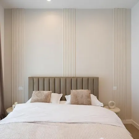 Caffe Luxury King Bed Entire Apartment, Underground Parking Near Promenada Bussiness Center Apartament