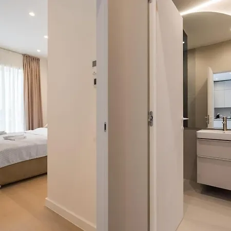 Caffe Luxury King Bed Entire Apartment, Underground Parking Near Promenada Bussiness Center Apartament