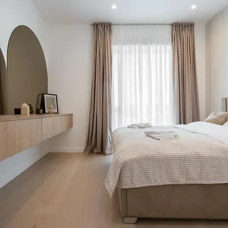 Caffe Luxury King Bed Entire Apartment, Underground Parking Near Promenada Bussiness Center Apartament