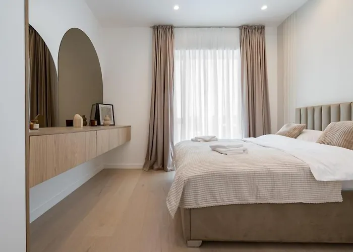 Caffe Luxury King Bed Entire Apartment, Underground Parking Near Promenada Bussiness Center Apartmán