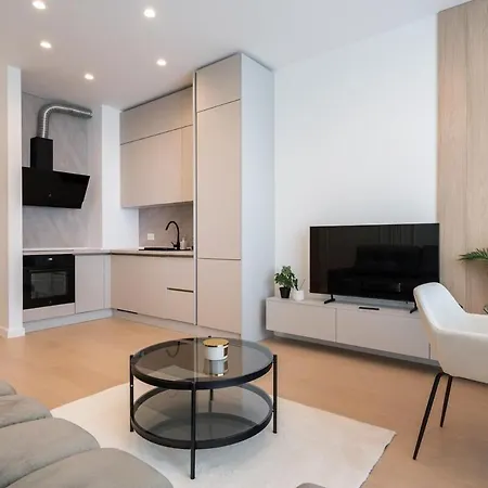 Caffe Luxury King Bed Entire Apartment, Underground Parking Near Promenada Bussiness Center *