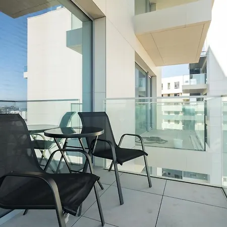 Caffe Luxury King Bed Entire Apartment, Underground Parking Near Promenada Bussiness Center Апартаменти