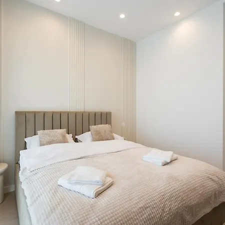 Caffe Luxury King Bed Entire Apartment, Underground Parking Near Promenada Bussiness Center * Boekarest