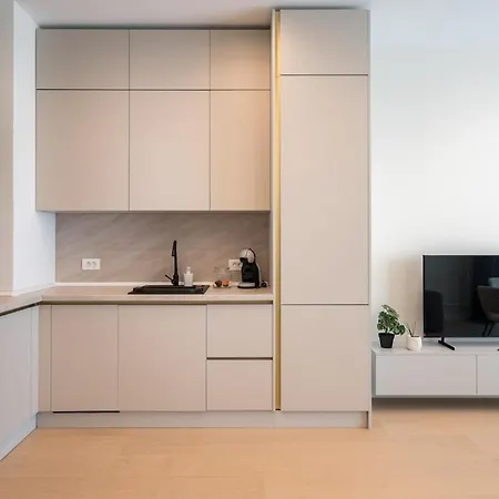 Caffe Luxury King Bed Entire Apartment, Underground Parking Near Promenada Bussiness Center *