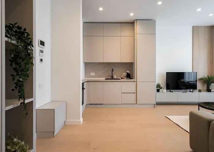Caffe Luxury King Bed Entire Apartment, Underground Parking Near Promenada Bussiness Center Апартаменти