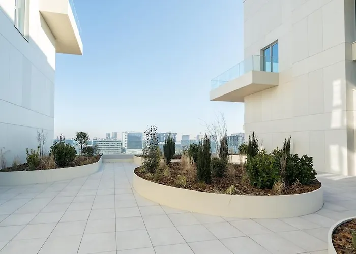 Caffe Luxury King Bed Entire Apartment, Underground Parking Near Promenada Bussiness Center *