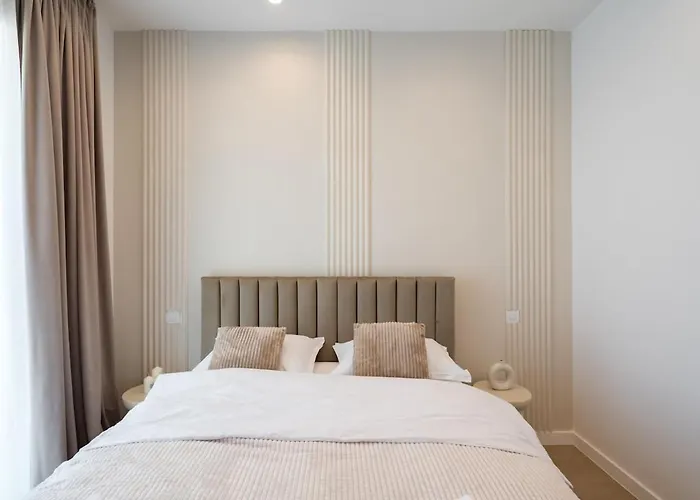 Caffe Luxury King Bed Entire Apartment, Underground Parking Near Promenada Bussiness Center Apartman