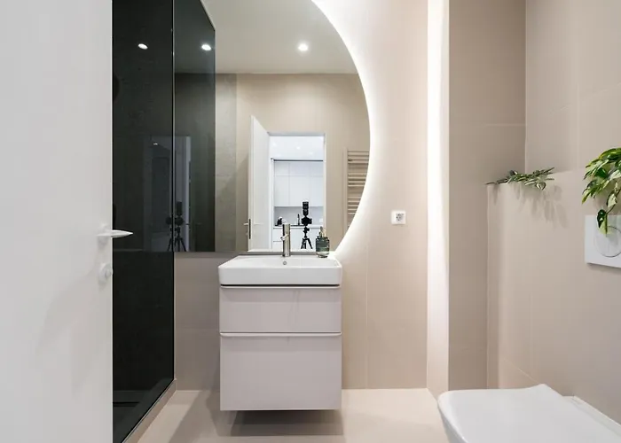 Апартаменти Caffe Luxury King Bed Entire Apartment, Underground Parking Near Promenada Bussiness Center
