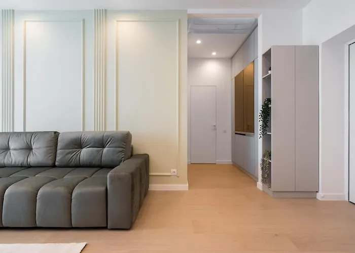 Апартаменти Caffe Luxury King Bed Entire Apartment, Underground Parking Near Promenada Bussiness Center *