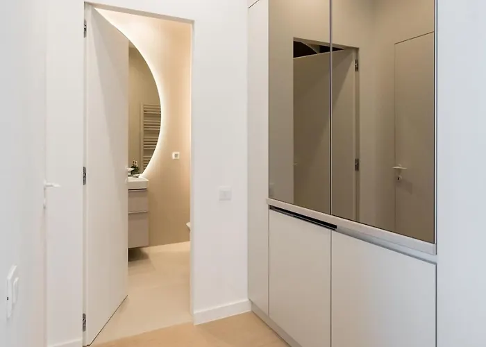Апартаменти Caffe Luxury King Bed Entire Apartment, Underground Parking Near Promenada Bussiness Center
