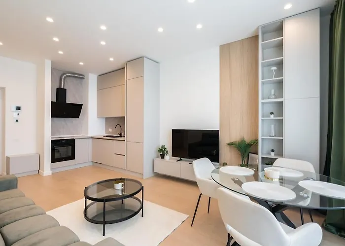 Апартаменти Caffe Luxury King Bed Entire Apartment, Underground Parking Near Promenada Bussiness Center