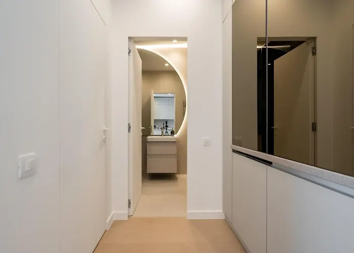 Апартаменти Caffe Luxury King Bed Entire Apartment, Underground Parking Near Promenada Bussiness Center *