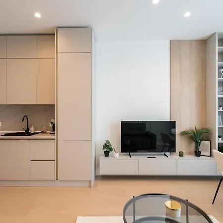 Caffe Luxury King Bed Entire Apartment, Underground Parking Near Promenada Bussiness Center